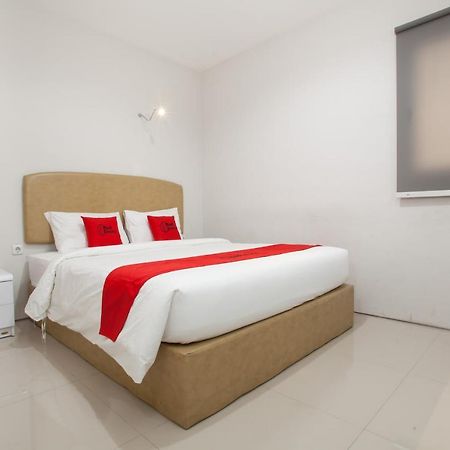 Hotel Reddoorz Near Pasar Turi Station Kapasari Exterior foto