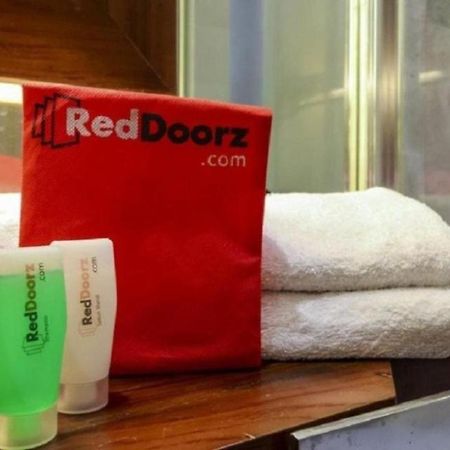 Hotel Reddoorz Near Pasar Turi Station Kapasari Exterior foto