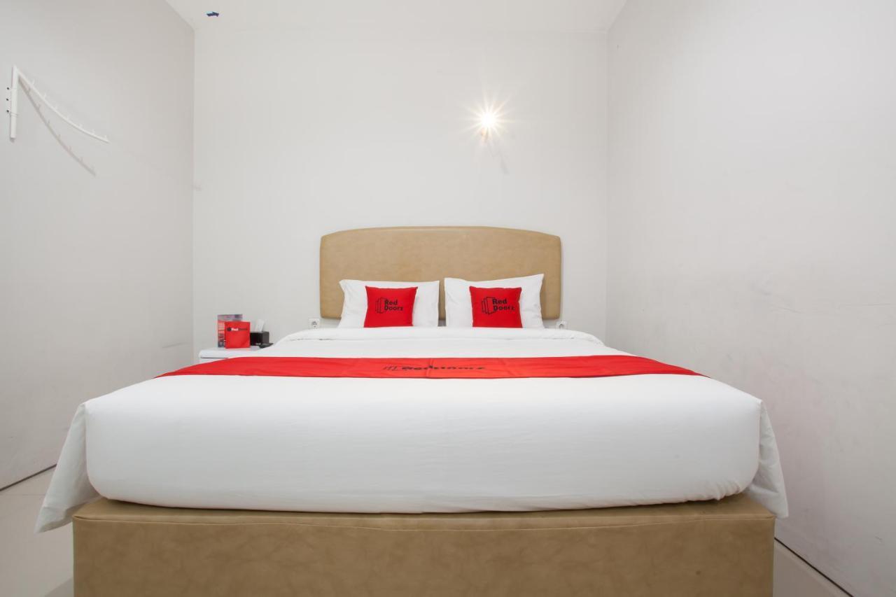 Hotel Reddoorz Near Pasar Turi Station Kapasari Exterior foto