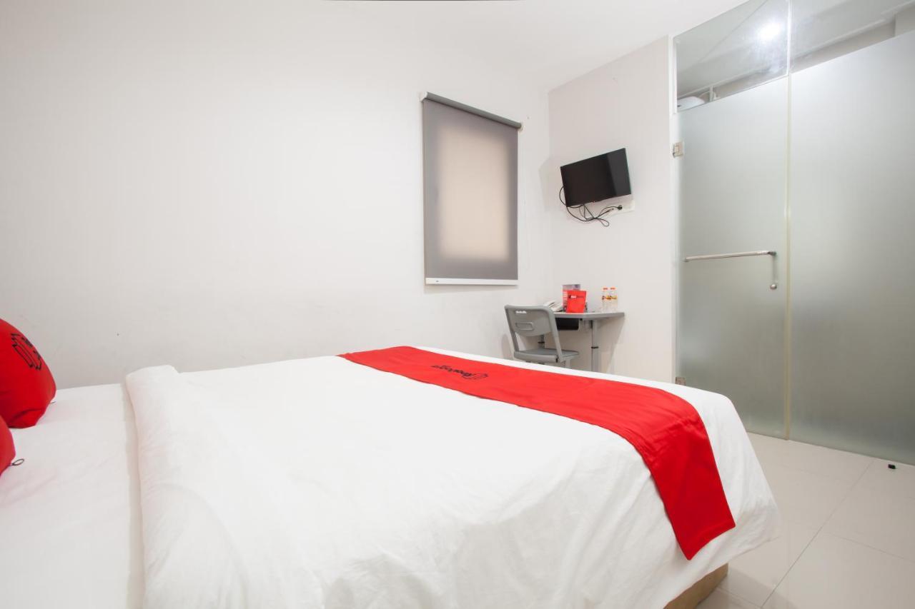 Hotel Reddoorz Near Pasar Turi Station Kapasari Exterior foto