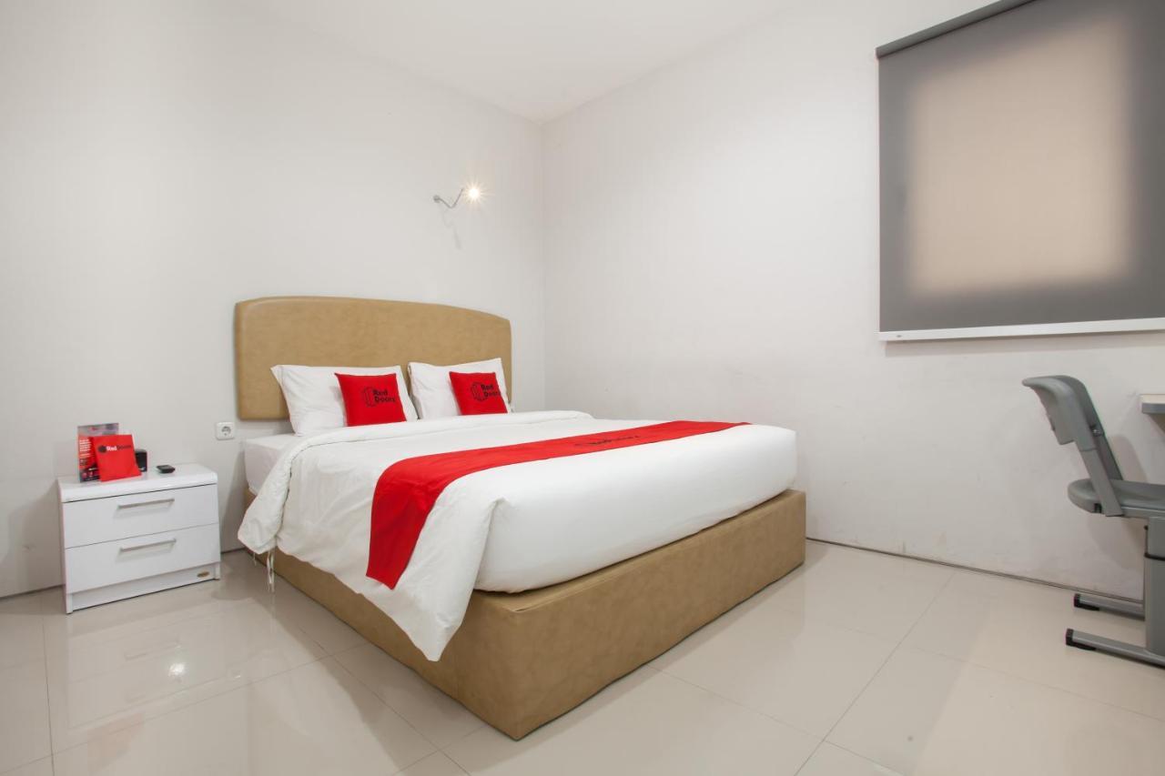 Hotel Reddoorz Near Pasar Turi Station Kapasari Exterior foto