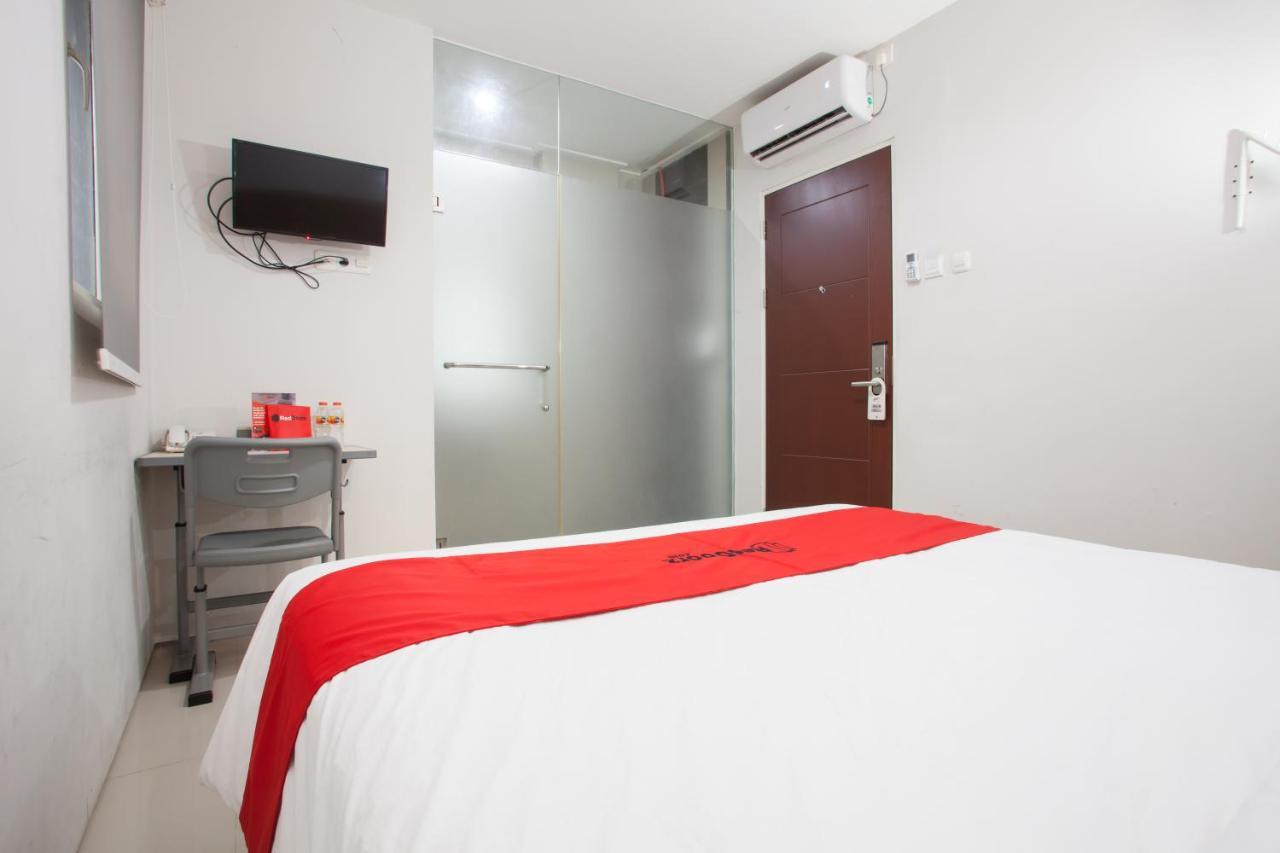Hotel Reddoorz Near Pasar Turi Station Kapasari Exterior foto