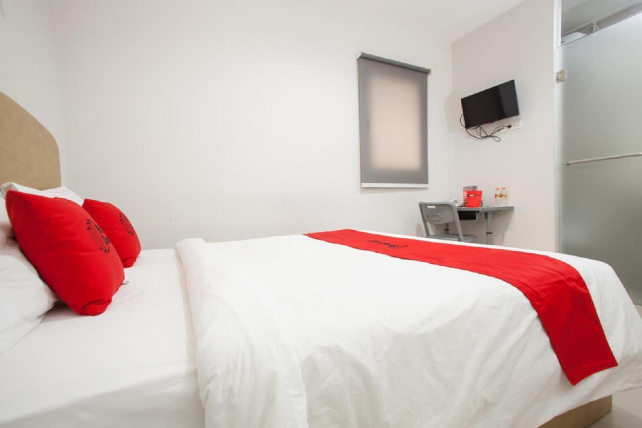 Hotel Reddoorz Near Pasar Turi Station Kapasari Exterior foto