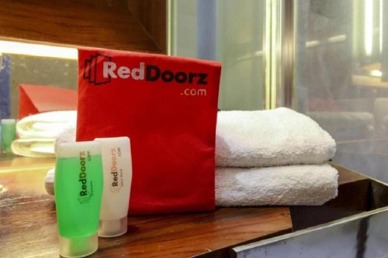 Hotel Reddoorz Near Pasar Turi Station Kapasari Exterior foto