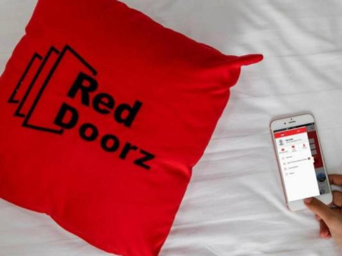 Hotel Reddoorz Near Pasar Turi Station Kapasari Exterior foto
