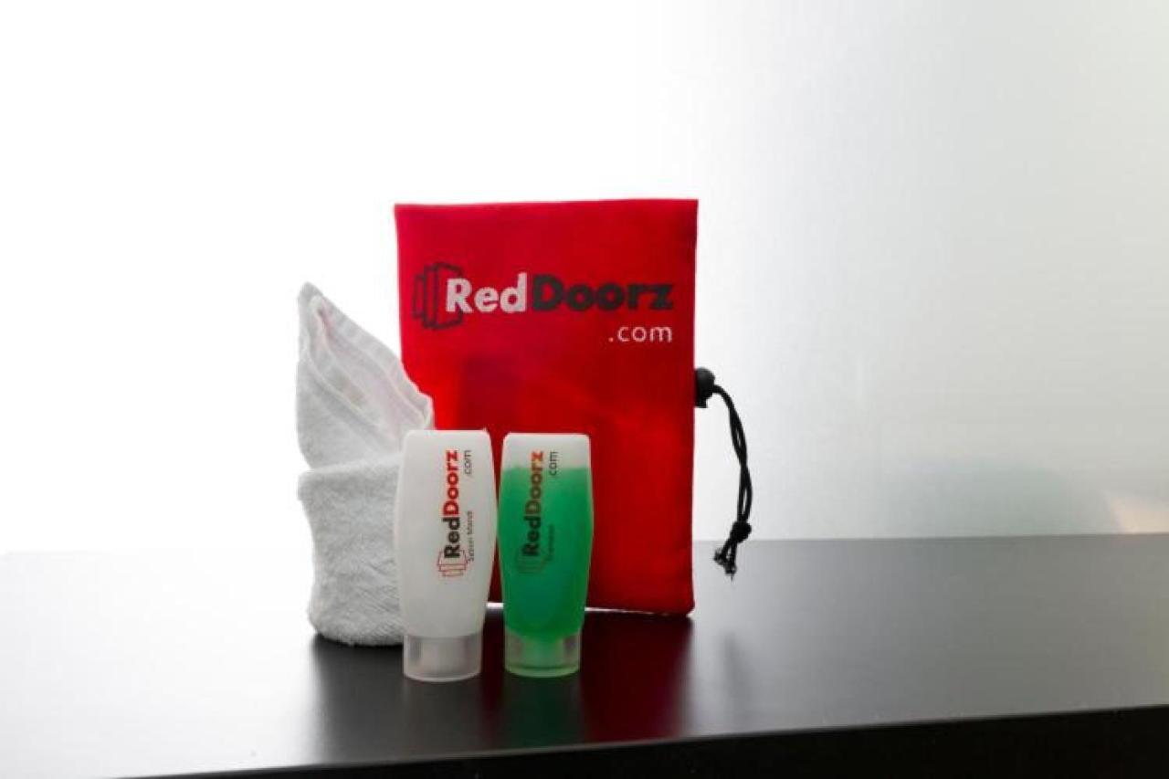 Hotel Reddoorz Near Pasar Turi Station Kapasari Exterior foto